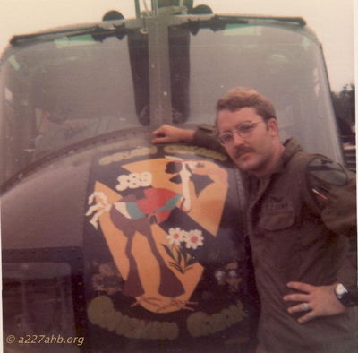 Chicken Freak #389
P.J. Tobias Photo

Unknown pilot with the "Chicken Freak" UH-1H 67-17389 at Lai Khe 1970-1971

Keywords: nose art