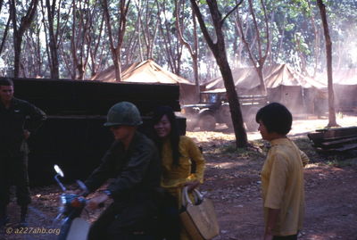 Local gals with unknowns
Wayne Trucke Photo

1969   Lai Khe
